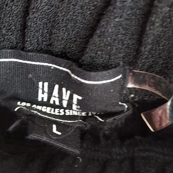 Have black pants with pockets and belt - Picture 4 of 4